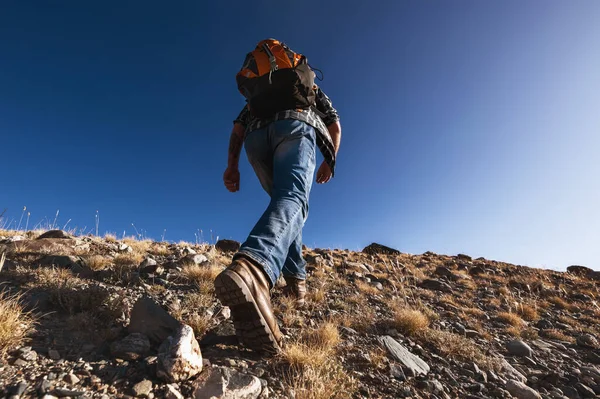 알아볼 수없는 남자 여행자는 언덕을 올라간다 — 스톡 사진