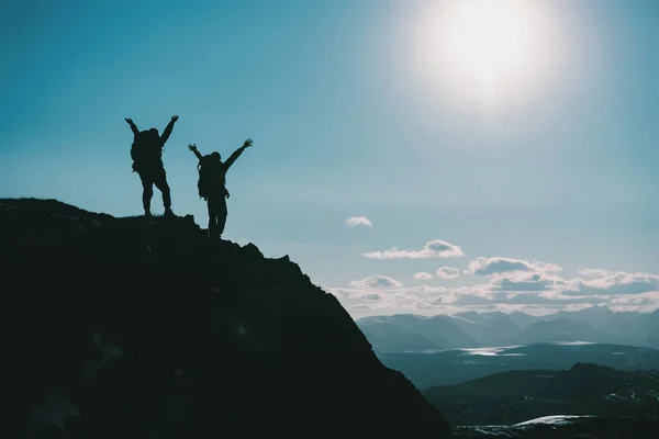 Silhouettes két túrázók a hegy tetején — Stock Fotó