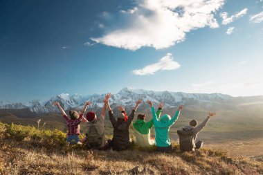Mutlu arkadaşlar grubuyla seyahat konsepti