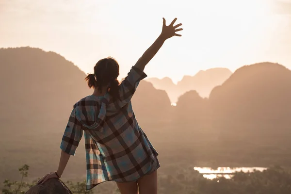 Glückliches schlankes Hipster-Mädchen steht bei Sonnenaufgang — Stockfoto