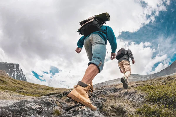 Zwei Wanderer sind in den Bergen unterwegs — Stockfoto