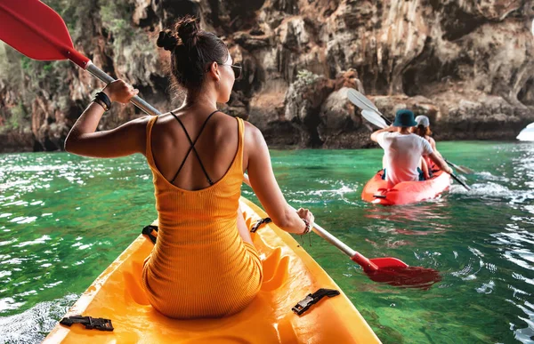 Conceito de caiaque com senhora em caiaque na baía do mar — Fotografia de Stock