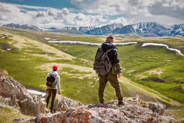 Twee wandelaars met kleine rugzakken genieten van het uitzicht — Stockfoto