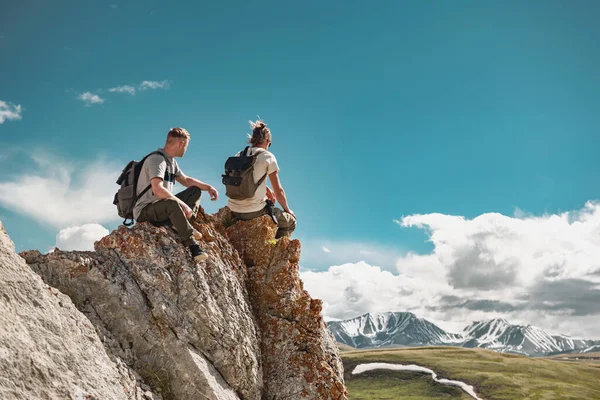 Jonge wandelaars ontspannen bij grote rots of klif — Stockfoto
