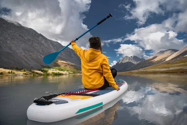Sup Boarding conceito com menina elegante no lago da montanha — Fotografia de Stock