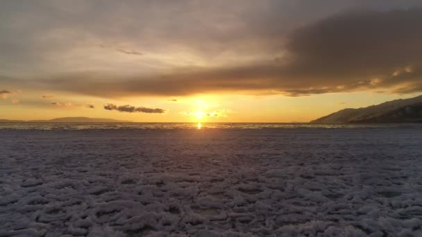 Let nad zamrzlým jezerem Bajkal při západu slunce — Stock video