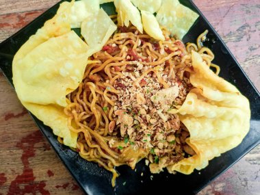 Erişte koyu palette ve koyu arkaplanda