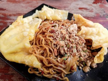 Erişte koyu palette ve koyu arkaplanda