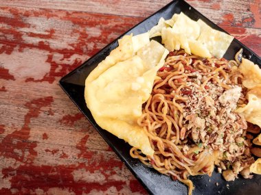 Erişte koyu palette ve koyu arkaplanda