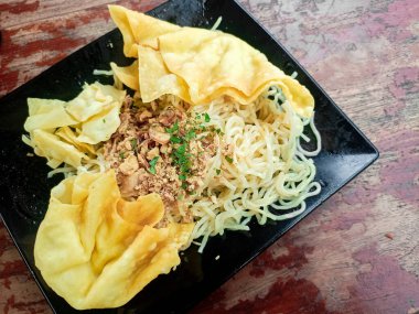 Erişte koyu palette ve koyu arkaplanda