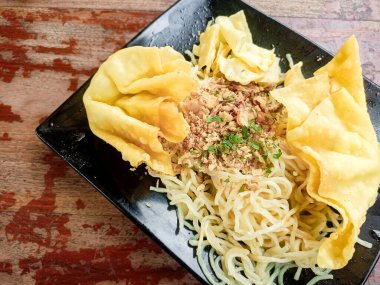 Erişte koyu palette ve koyu arkaplanda