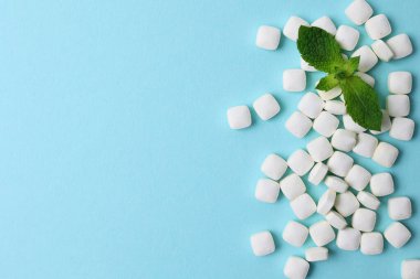 Masada nane sakızı ve nane şekeri var. Taze nefes, ağız bakımı. Yüksek kalite fotoğraf