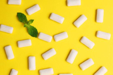 Masada nane sakızı ve nane şekeri var. Taze nefes, ağız bakımı. Yüksek kalite fotoğraf