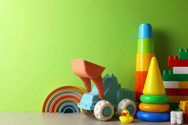 Parlak sarı bir zemin üzerinde, neşeli temalar ve neşeli hayal gücü için mükemmel, canlı bir çocuk oyuncağı gösterisi.