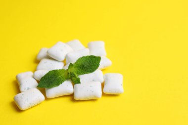 Masada nane sakızı ve nane şekeri var. Taze nefes, ağız bakımı. Yüksek kalite fotoğraf
