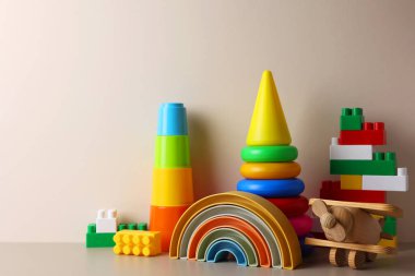 Parlak sarı bir zemin üzerinde, neşeli temalar ve neşeli hayal gücü için mükemmel, canlı bir çocuk oyuncağı gösterisi.