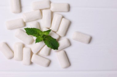 Masada nane sakızı ve nane şekeri var. Taze nefes, ağız bakımı. Yüksek kalite fotoğraf