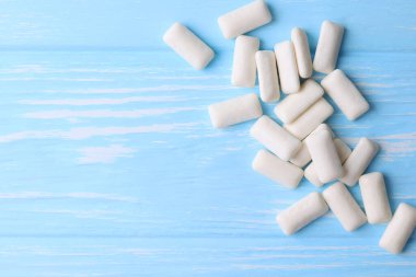 Masada nane sakızı ve nane şekeri var. Taze nefes, ağız bakımı. Yüksek kalite fotoğraf