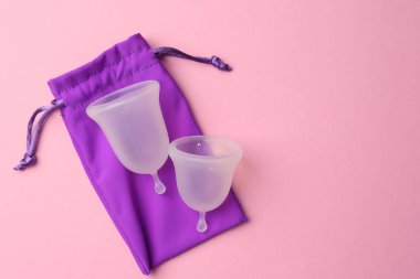 Mor bir kesedeki bu yeniden kullanılabilir regl bardakları sürdürülebilir kadın hijyen uygulamalarını teşvik eder.