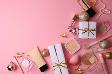 Üst Görünüm Kozmetik ve Pembe Arkaplanda Altın Kurdele Aksanı, İnci Kolye, Baubles,