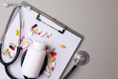 Stetoskop Hapları İlaç Şişeleri Panoda, Tarafsız Arkaplanda Klinik Reçete İçin Ayarlandı