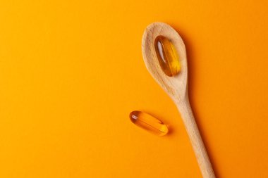 Beyaz Arkaplan Üstündeki Altın Omega Kapsülleri Merkezi Fotokopi Alanı 'nın etrafına yerleştirildi, Parlak Şeffaf Yumuşaklar