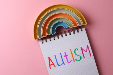 Otizm Defteri, Renkli Bloklar, İşaretleyiciler, Teyp ve Makas ile Parlak Masa Terapide Ayarlandı