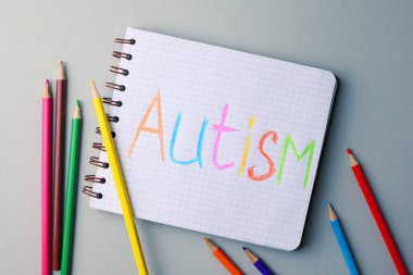 Otizm Defteri, Renkli Bloklar, İşaretleyiciler, Teyp ve Makas ile Parlak Masa Terapide Ayarlandı