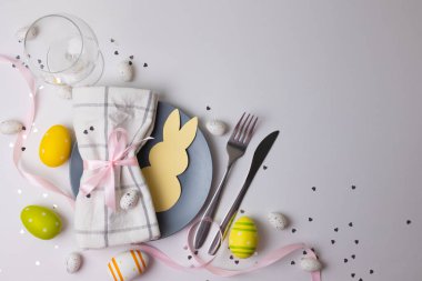 Paskalya Masası Pastel Yumurta Peçete Peçetesi Seramik Tabakta Pembe Kurdeleyle Bağlı Paskalya