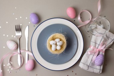 Paskalya Masası Pastel Yumurta Peçete Peçetesi Seramik Tabakta Pembe Kurdeleyle Bağlı Paskalya