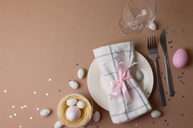 Paskalya Masası Pastel Yumurta Peçete Peçetesi Seramik Tabakta Pembe Kurdeleyle Bağlı Paskalya