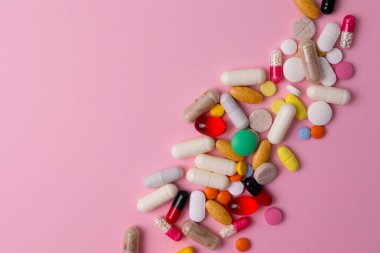 Beyaz Arkaplan 'a yayılmış renkli haplar ve kapsüller, Açık Konteynırdan kıvrımlı