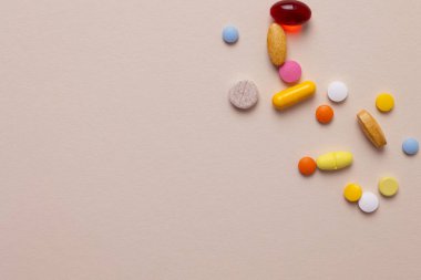 Pembe Arkaplanda Renkli Haplar, En Küçük Üst Görünüm Kompozisyonu Çeşitli Tabletleri Gösteriyor