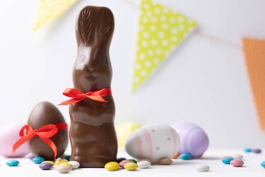 Çikolata Tavşanı ve Pastel Masaya Dağılmış Yumurtalar Renkli Paskalya Tatlıları Yaratılıyor