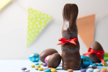 Çikolata Tavşanı ve Pastel Masaya Dağılmış Yumurtalar Renkli Paskalya Tatlıları Yaratılıyor