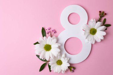 Pastel arka planda sekiz numarayı çevreleyen papatyalar dağınık tomurcuklar ve yeşil yapraklar, temiz düzlükler. 8 Mart