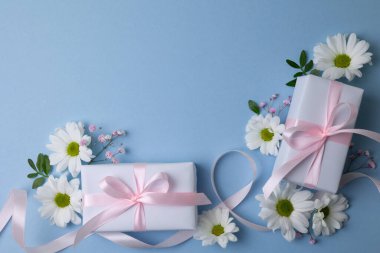 Papatyalı En İyi Görünüm Hediyesi, Yumuşak Pastel Paketleme ve Pembe Kurdele Yuvası Beyaz Papatya Çiçekleri Arasında