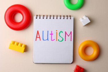 Otizm Defteri, Renkli Bloklar, İşaretleyiciler, Teyp ve Makas ile Parlak Masa Terapide Ayarlandı