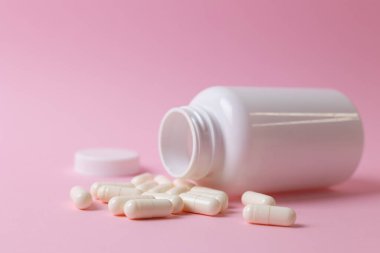 Tarafsız Arkaplan, Çeşitli Tabletler ve Amber Softgels 'e Beyaz Ek Şişeler ve Dağılmış Kapsüller,