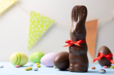 Çikolata Tavşanı ve Pastel Masaya Dağılmış Yumurtalar Renkli Paskalya Tatlıları Yaratılıyor