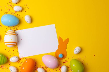 Paskalya, parlak bir arka planda yumurta boyadı. Paskalya geçmişi. Mesaj için yer. Yüksek kalite fotoğraf