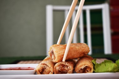 Spring rolls sos daldırma bir baharatlı Tayland ile.