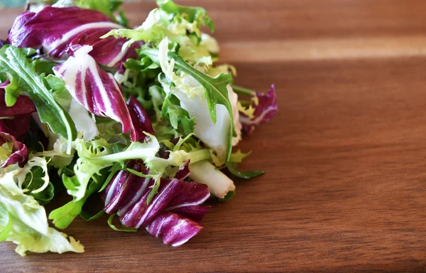 Mistura de salada verde fresca em madeira . — Fotografia de Stock