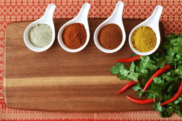 Üzerinde baharat kişniş ile ahşap 