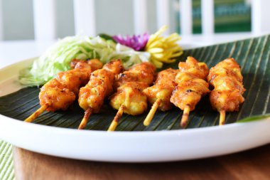 tavuk satay yemek masası üzerinde