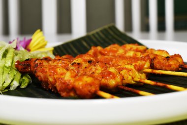 tavuk satay yemek masası üzerinde
