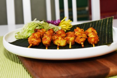 tavuk satay yemek masası üzerinde