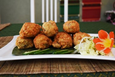 Kızarmış tavuk baget ve sebze 