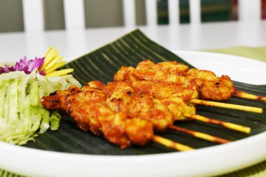 tavuk satay yemek masası üzerinde
