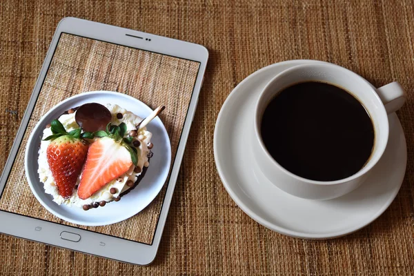 Beyaz fincanda sıcak kahve. 